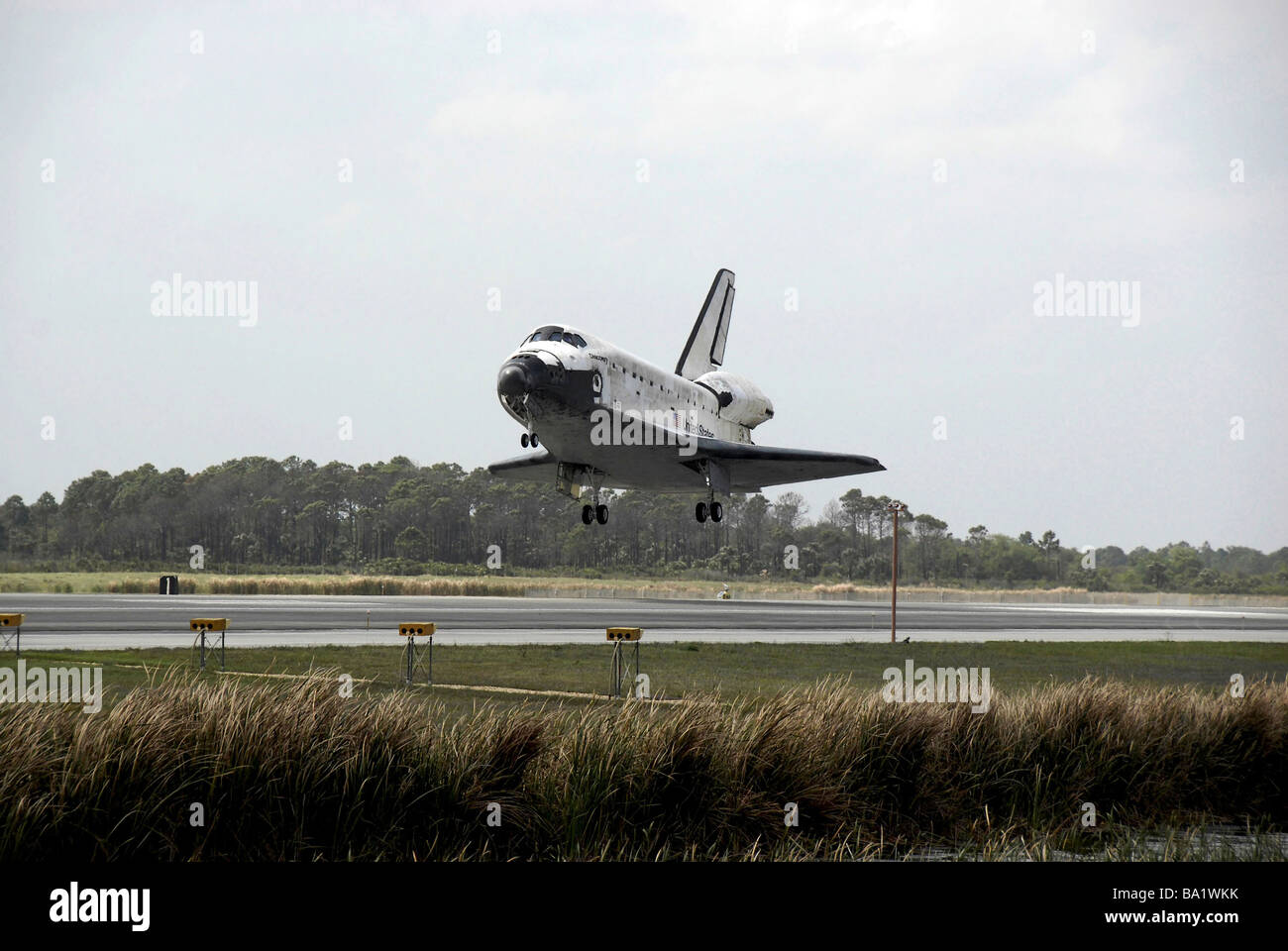 Space Shuttle Discovery nähert sich Landung auf der Piste am Kennedy Space Center. Stockfoto