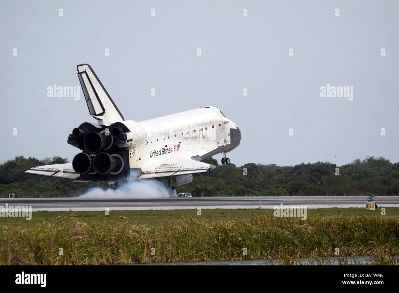Space Shuttle Discovery landet auf dem Laufsteg am Kennedy Space Center. Stockfoto