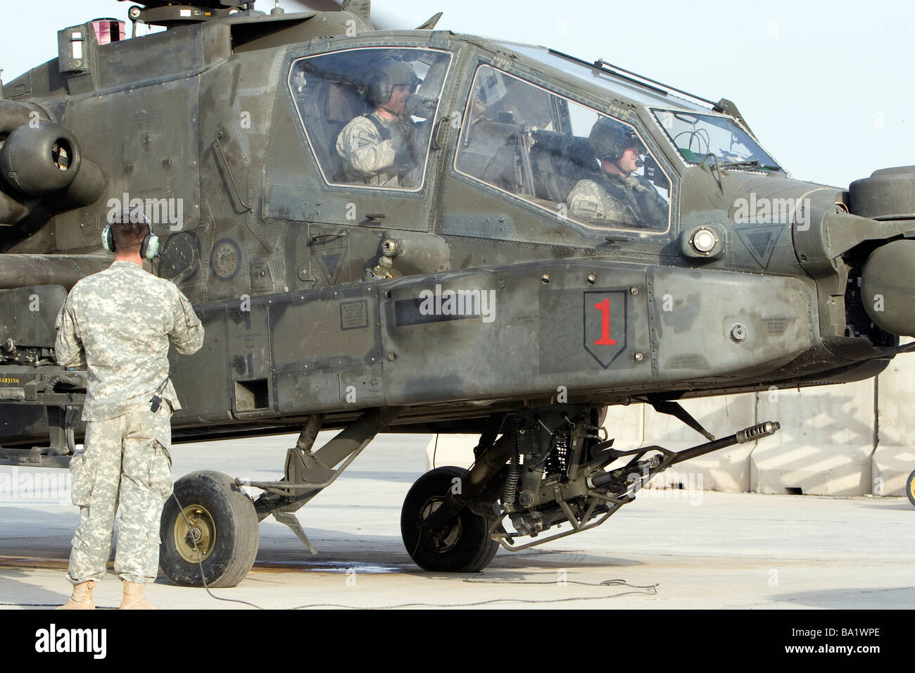 Tikrit, Irak - AH-64 Apache bereitet sich seine Pad für eine Mission zu verlassen. Stockfoto