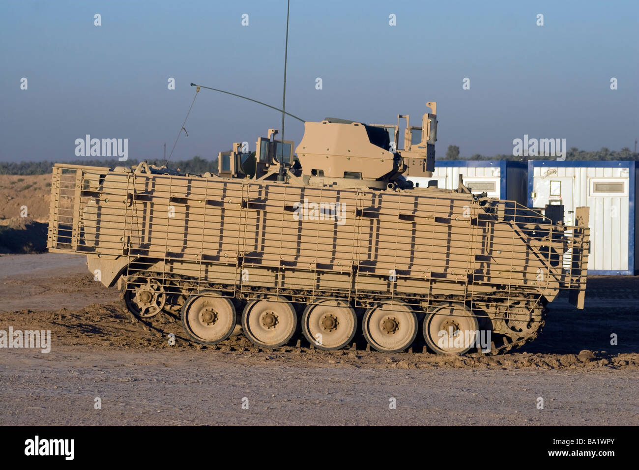 Baqubah, Irak - M113 Variante am Camp Haudegen. Stockfoto
