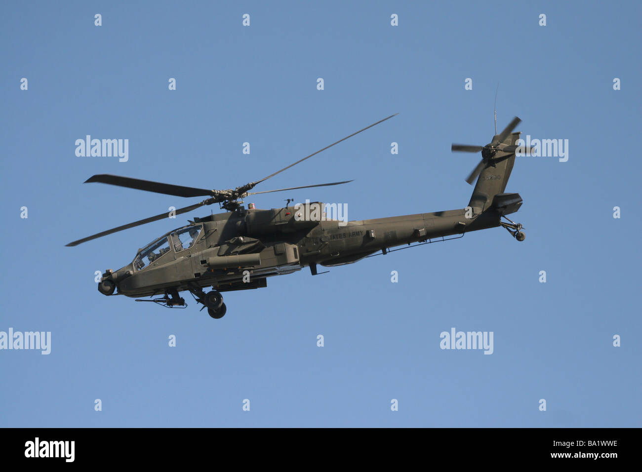 Ein AH-64 Apache im Flug über das Bagdad-Hotel im zentralen Bagdad, Irak. Stockfoto