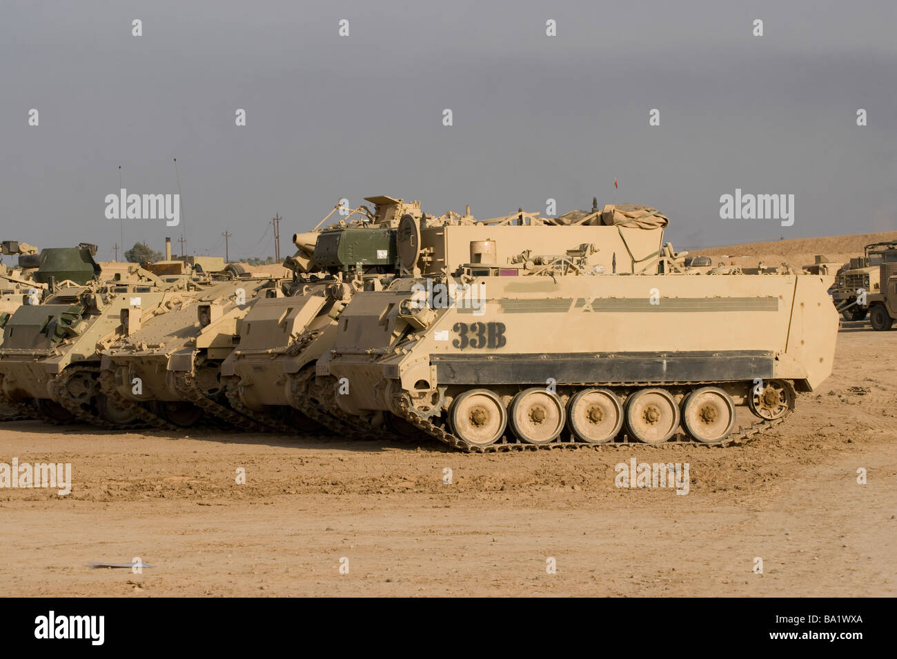 Baqubah, Irak - M113 Variante am Camp Haudegen. Stockfoto