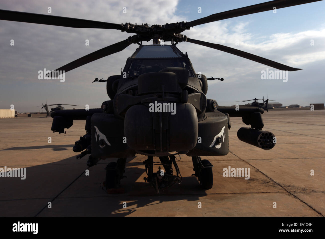 Ein AH-64 Hubschrauber befindet sich auf dem Flug Linie am Camp Speicher. Stockfoto