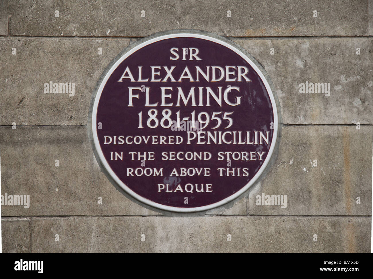 Kastanienbrauner Gedenktafel unterhalb der Zimmer im 2. Stock am Str. Marys Krankenhaus in London in dem Alexander Fleming Penicillin entdeckt. Stockfoto