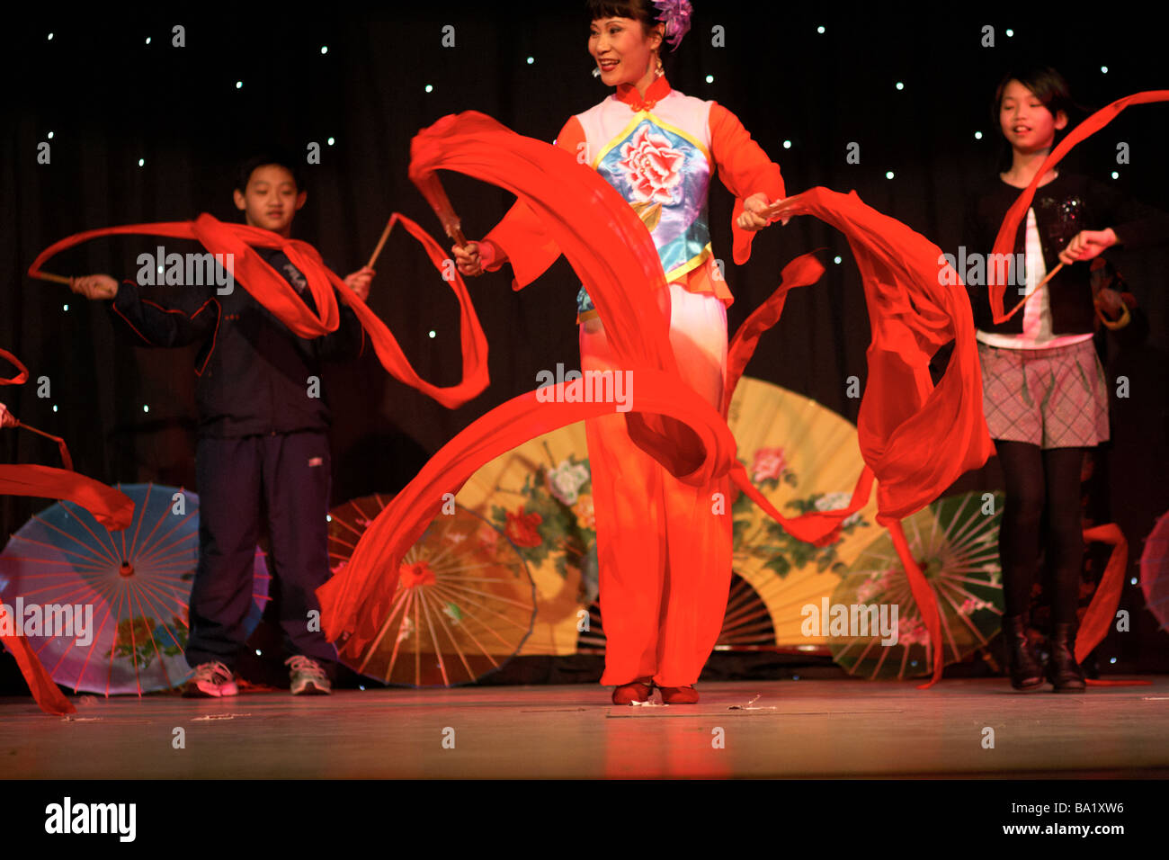 chinesische Akrobat, Chinesisch führen, Tradition, Kinder auf der Bühne Stockfoto