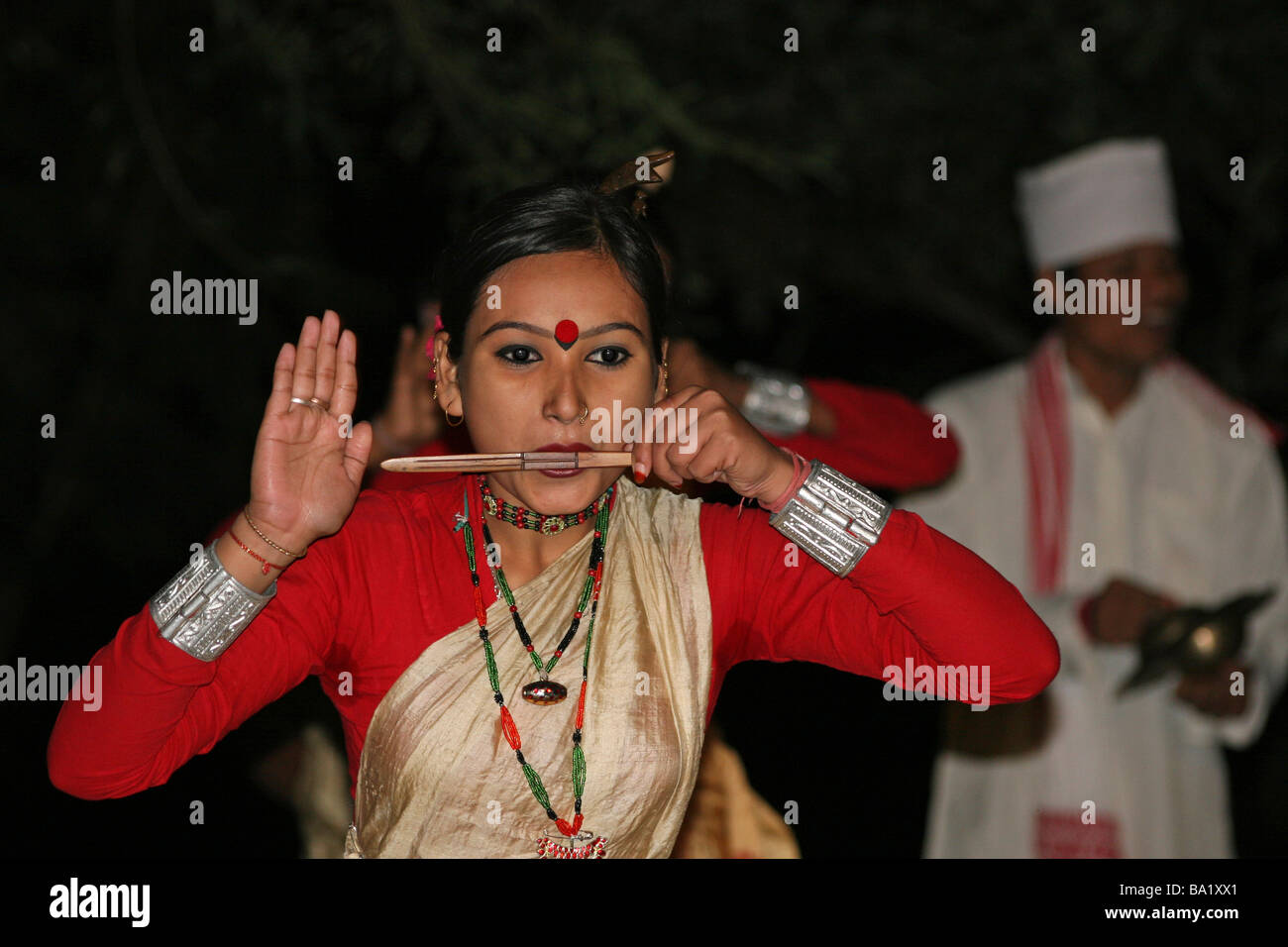 Assamesisch Frau spielt ein traditionelles Musikinstrument als Bestandteil einer Bihu Dhol Tanz Stockfoto