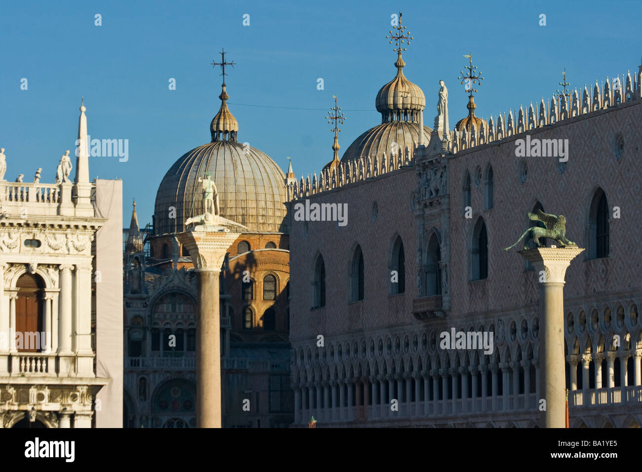 Kuppeln von St. Marks Basilica und dem Dogenpalast vom Canal Grande in Venedig gesehen Stockfoto