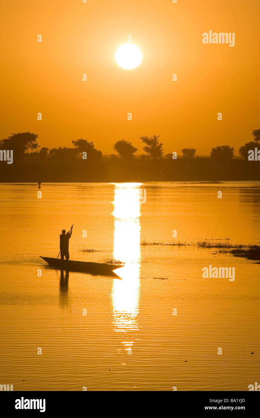 Boot auf dem Fluss bei Sonnenuntergang in Djenne Mali Stockfoto