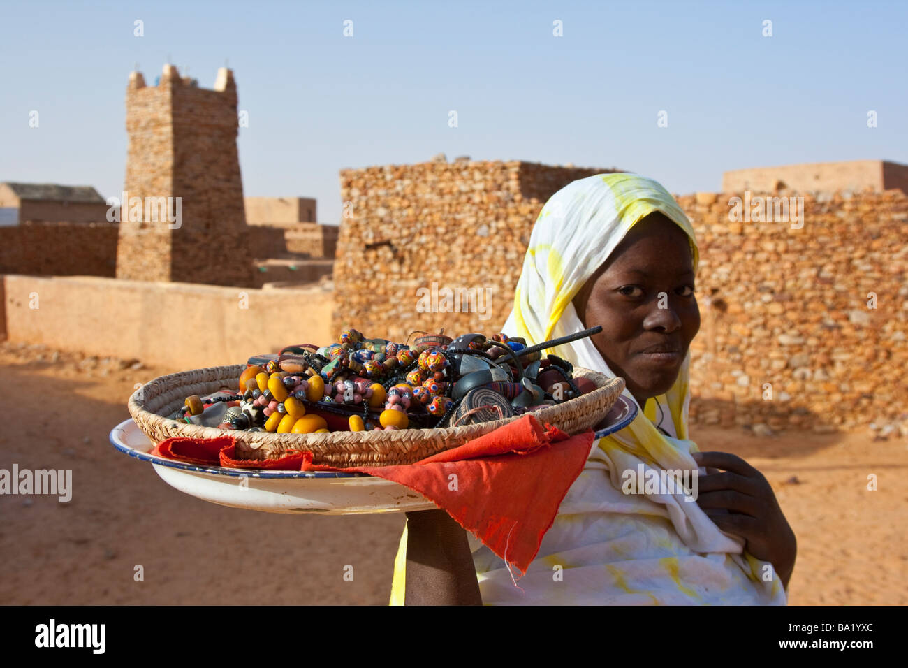Frau verkauft Souvenir-Artikel vor der großen Moschee in Chinguetti Mauretanien Stockfoto