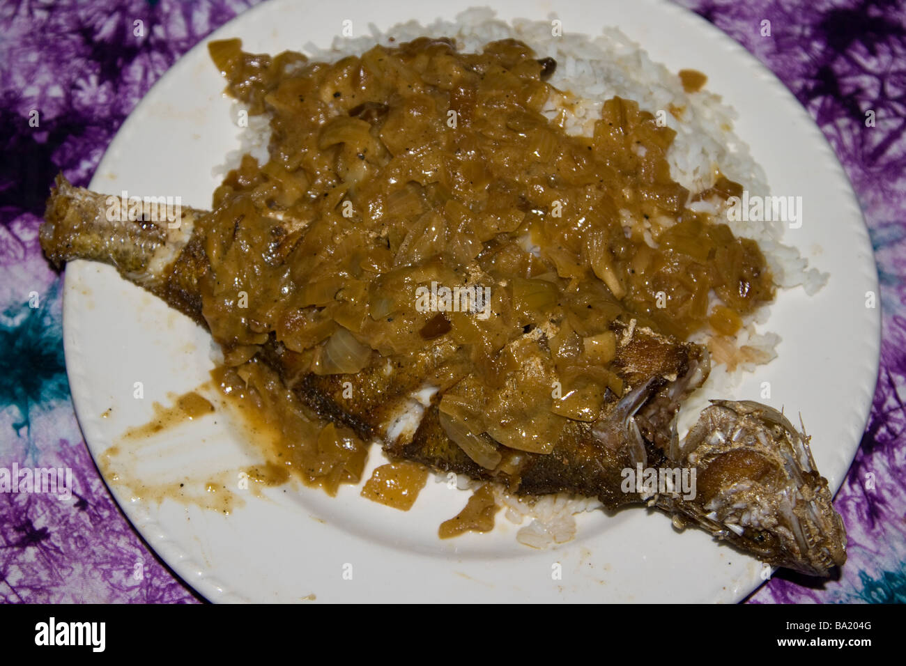 Yassa Poisson traditionelle Fisch- und Reisgericht in St-Louis in Senegal Westafrika Stockfoto