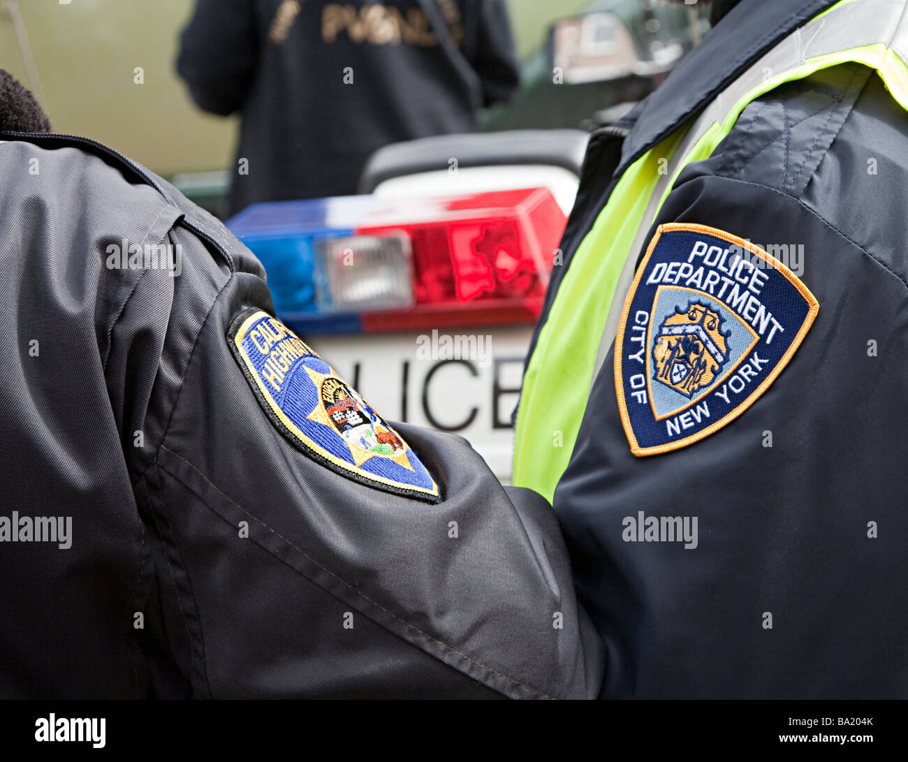 Zwei Männer tragen Polizeiabzeichen auf Arm für California Highway und New York Police Department am Rallye-Erholung Stockfoto