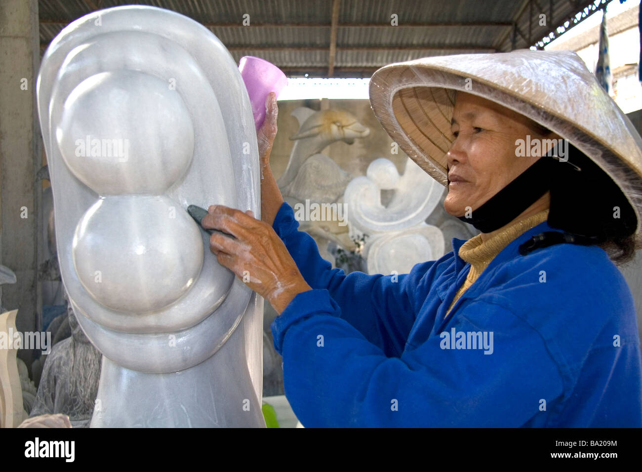 Vietnamesin schnitzen Marmor Skulpturen in einem Shop in Ngu Hanh Son Gemeinde südlich von Da Nang, Vietnam Stockfoto