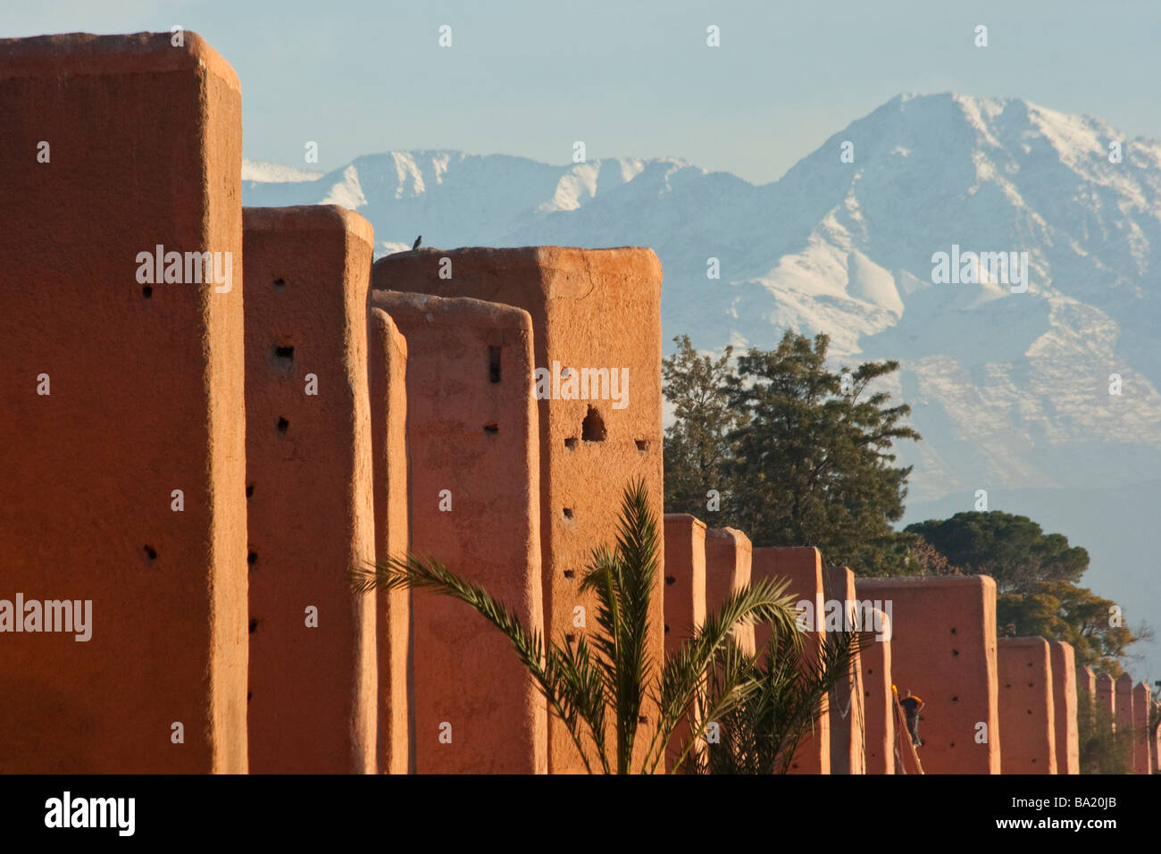 Stadtmauer von Marrakesch Marokko mit Atlas-Gebirge im Hintergrund Stockfoto