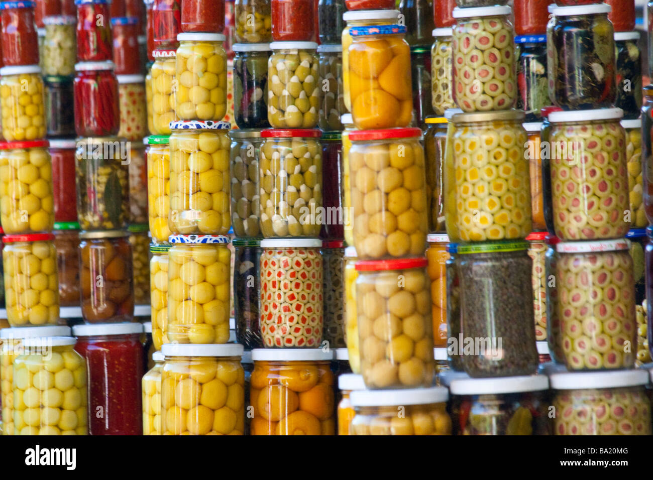 Gläser von eingelegtem Gemüse in den Souk in Marrakesch, Marokko Stockfoto