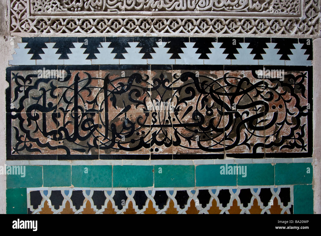 Kunstvolle arabische Inschrift auf der Bou Inania Medersa in Fes Marokko Stockfoto