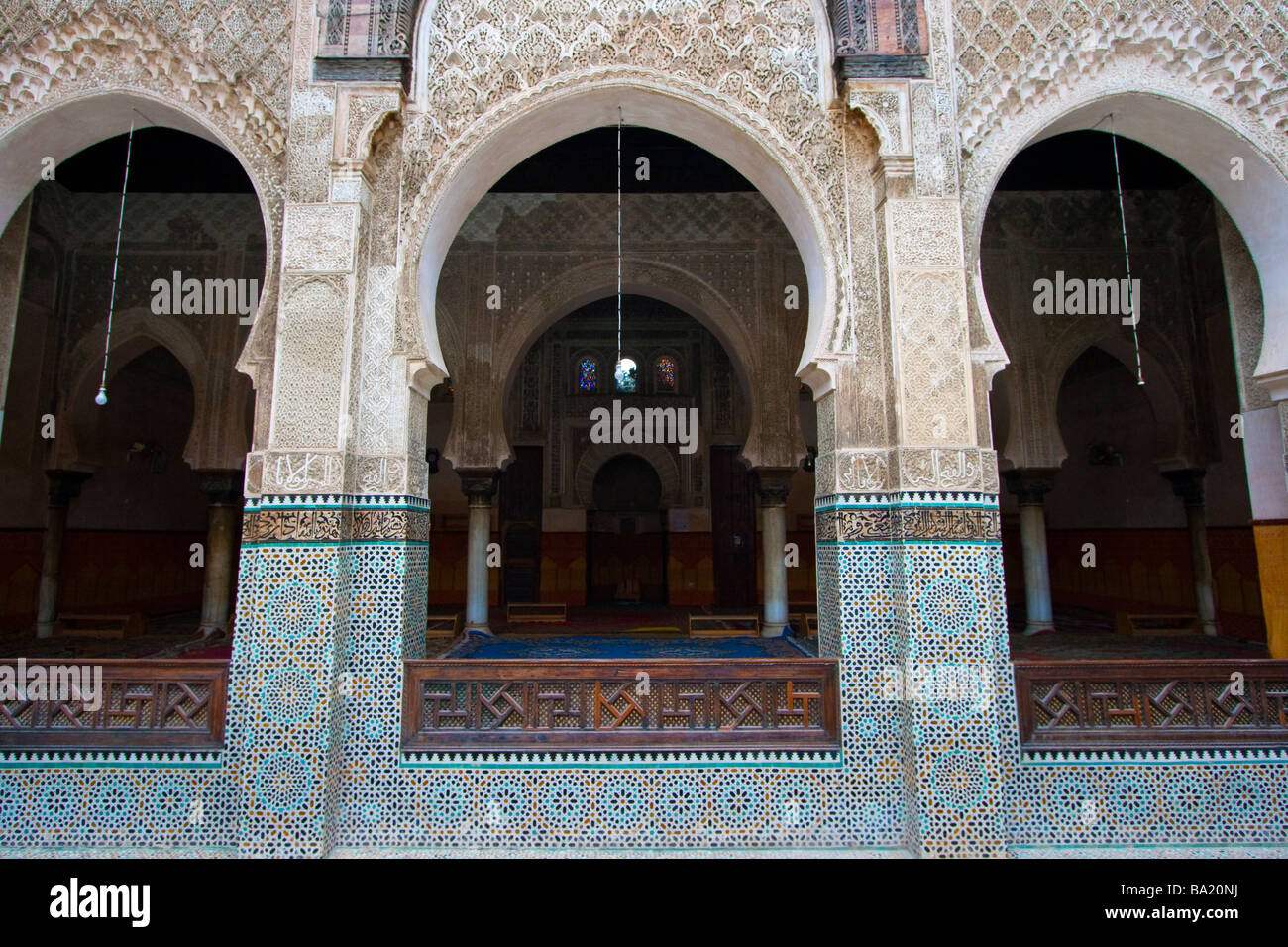 Im Inneren der Bou Inania Medersa in Fes Marokko Stockfoto