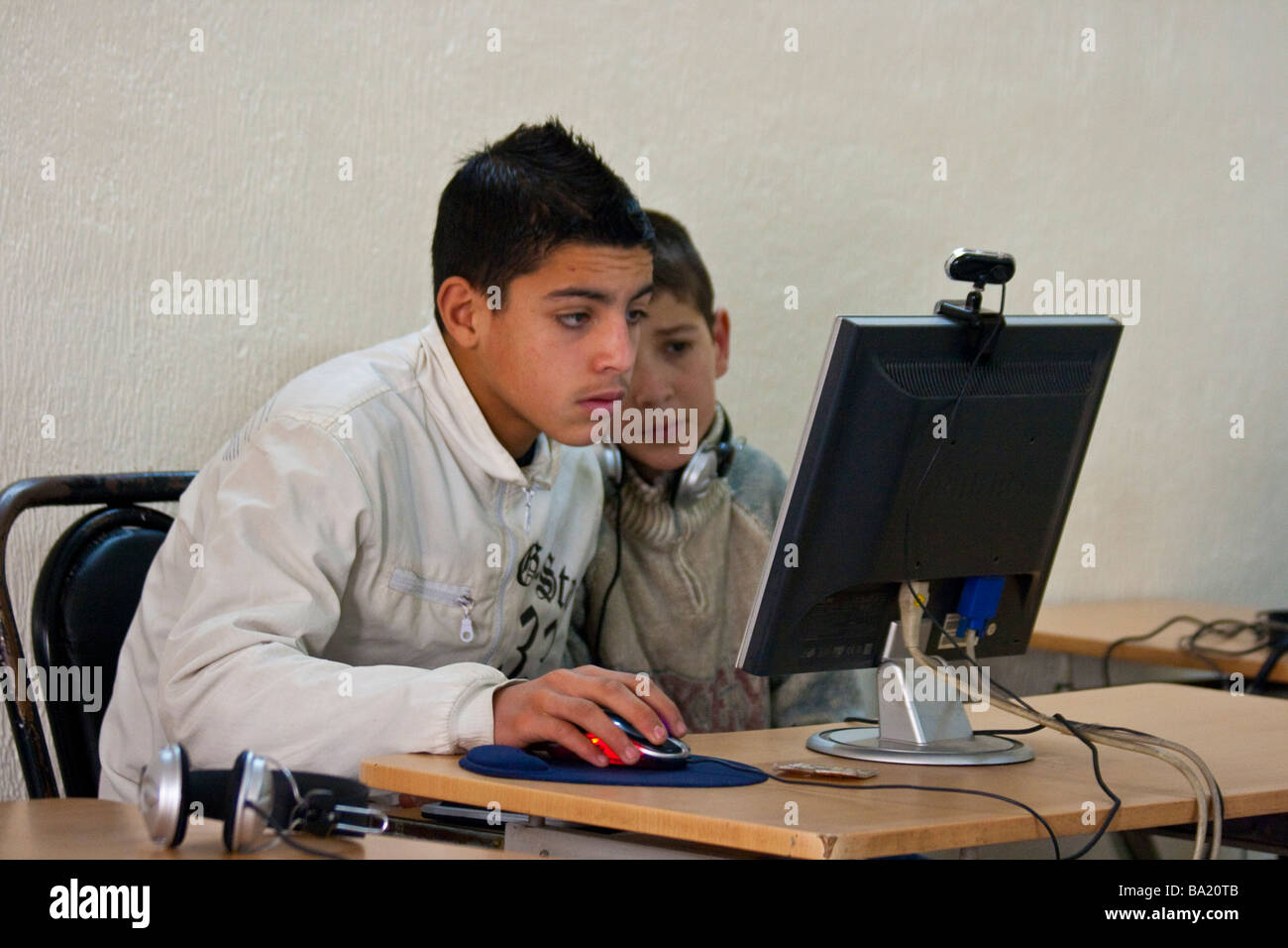 Marokkanische Jungs, die Nutzung des Internets in Fes Marokko Stockfoto
