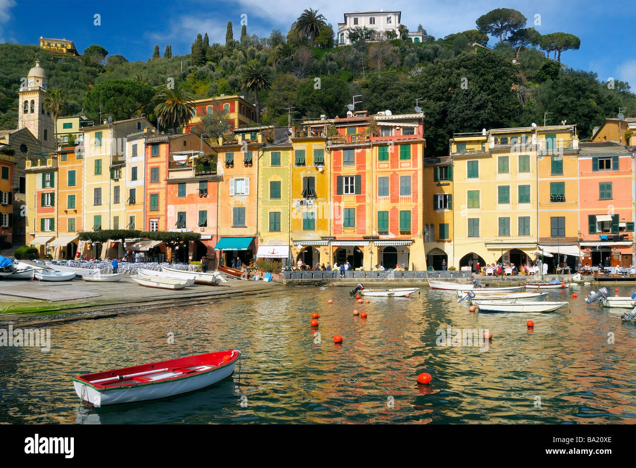 Der Hafen und die Stadt Plaza in der mediterranen Stadt Portofino, Ligurien, Italien Stockfoto