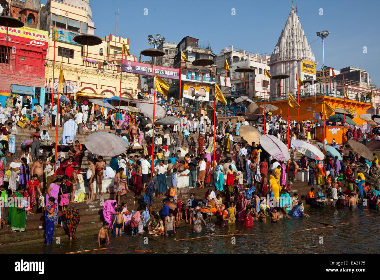 Hindus Baden im Fluss Ganges in Varanasi, Indien Stockfoto