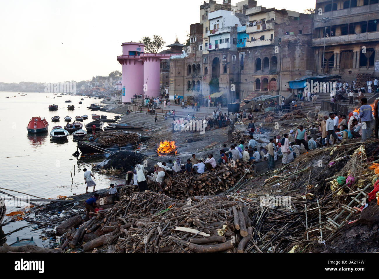 Brennen von Ghat in Varanasi, Indien Stockfoto