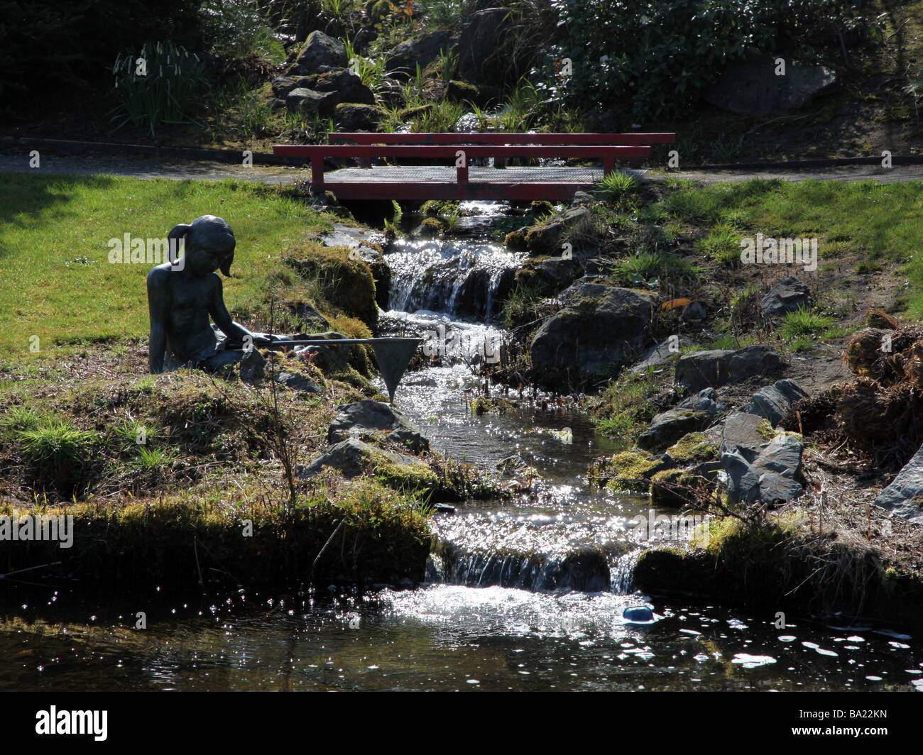 Babbling Brook und Gartenstatue Garten Ausstellung Zentrum Co Wicklow Irland Stockfoto