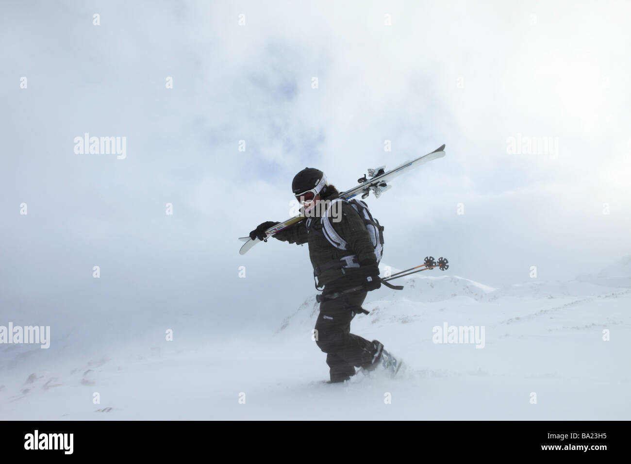 Skifahrer Unternehmungen abseits der Piste zu Fuß nach Neuschnee fallen in das Skigebiet von Tignes Le Lac, Espace Killy, Frankreich Stockfoto