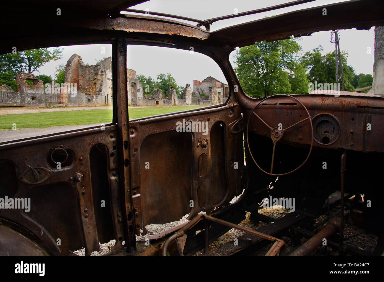 Eine zerstörte Auto in den gemarterten Dorf von Oradour Sur Glane entnommen im Inneren des Autos Limousin-Frankreich Stockfoto