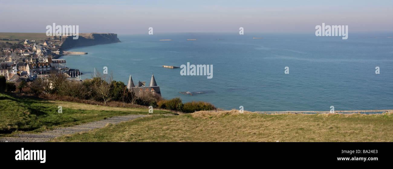 Panoramablick über Arromanches zeigt die Überreste der schwimmenden Häfen gemacht für die Landung in der Normandie durch die Alliierten Stockfoto