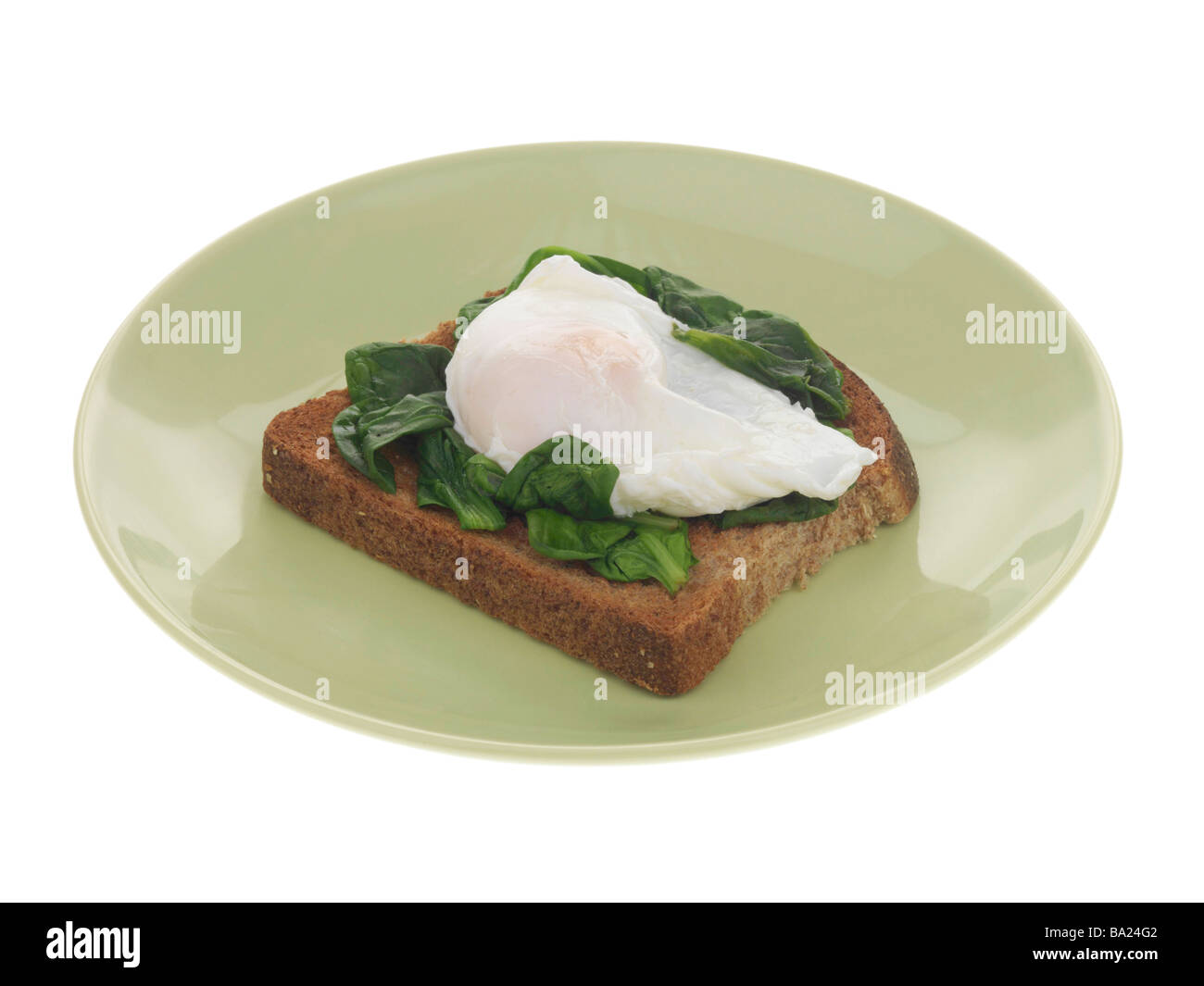 Ein frisch zubereitetes gesundes Frühstück mit pochiertem Ei und Spinat auf Toast isoliert weißer Hintergrund ohne Menschen und einen Freistellungspfad Stockfoto