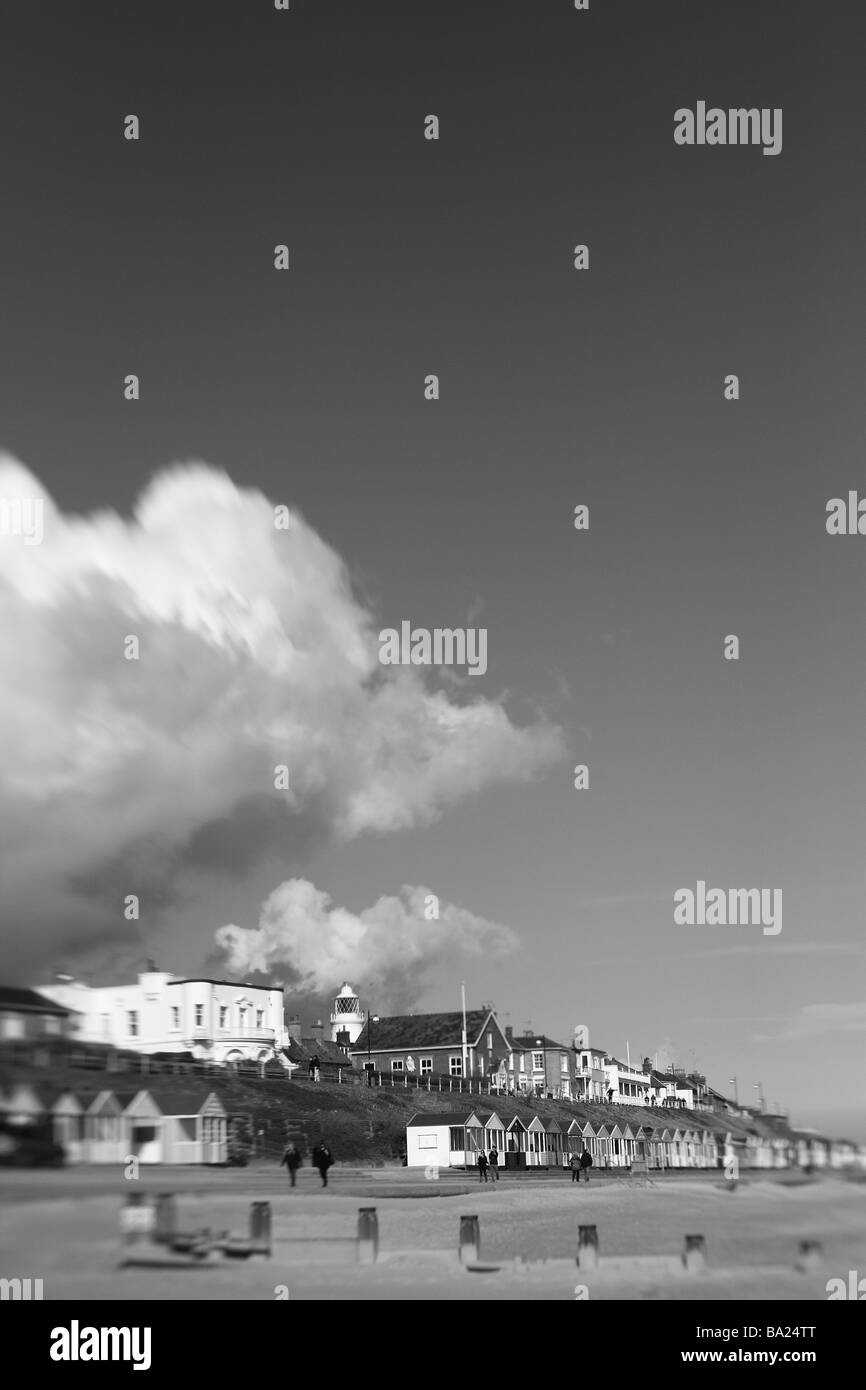 Schwarz / weiß Bild von einer Stadt am Meer unter blauem Himmel mit eine große weiße flauschige Wolke. Einige kleinen Figuren zu Fuß. Stockfoto