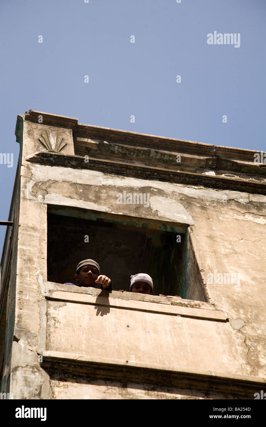 Zwei muslimische Jungen Blick von der Veranda des Madrassa in der alten Stadt Ahmedabad, Gujarat. Stockfoto