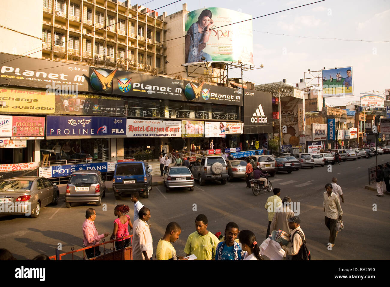 Die geschäftige Brigade Road im Zentrum von Bangalore, Indien. Stockfoto