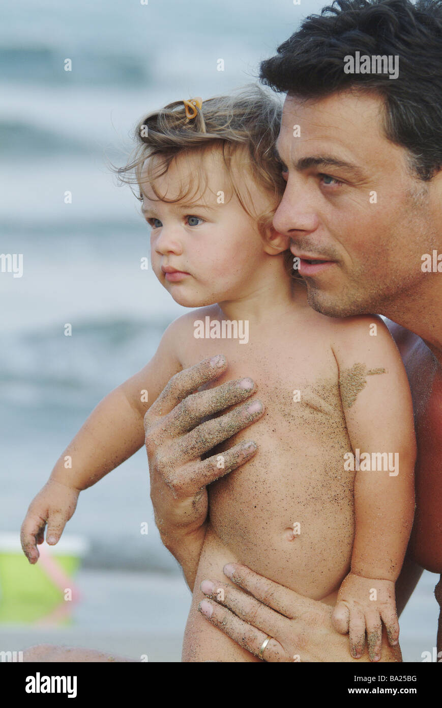 Vater-Tochter-Geschichte hält Aufmerksamkeit auf der Seite Leute Mann 30-40  Jahre dunkelhaarige Kind Kleinkind Mädchen, die 1-2 Jahre blond nackt  Stockfotografie - Alamy