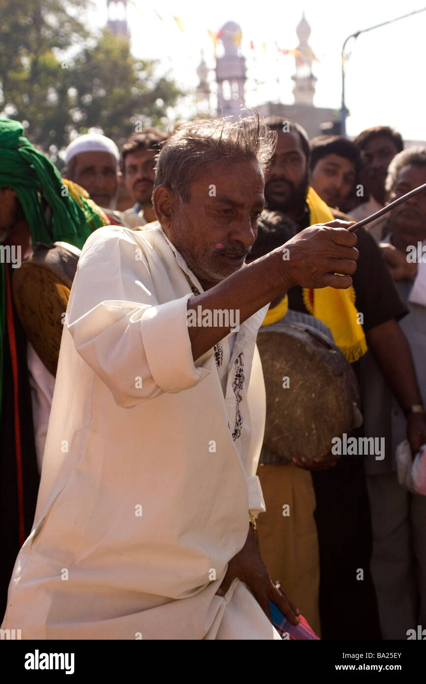 Ein Fakir spießt sich mit einem scharfen Eisenstange während einer Zeremonie zu Ehren des Speichers des Tipu Sultans in Mysore, Indien. Stockfoto
