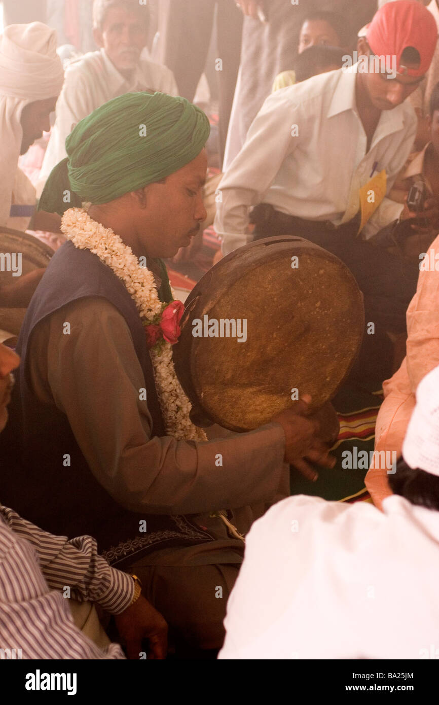 Muslimische Männer singen ein Klagelied während einer Zeremonie zu Ehren des Speichers des Tipu Sultans in Mysore, Indien. Stockfoto