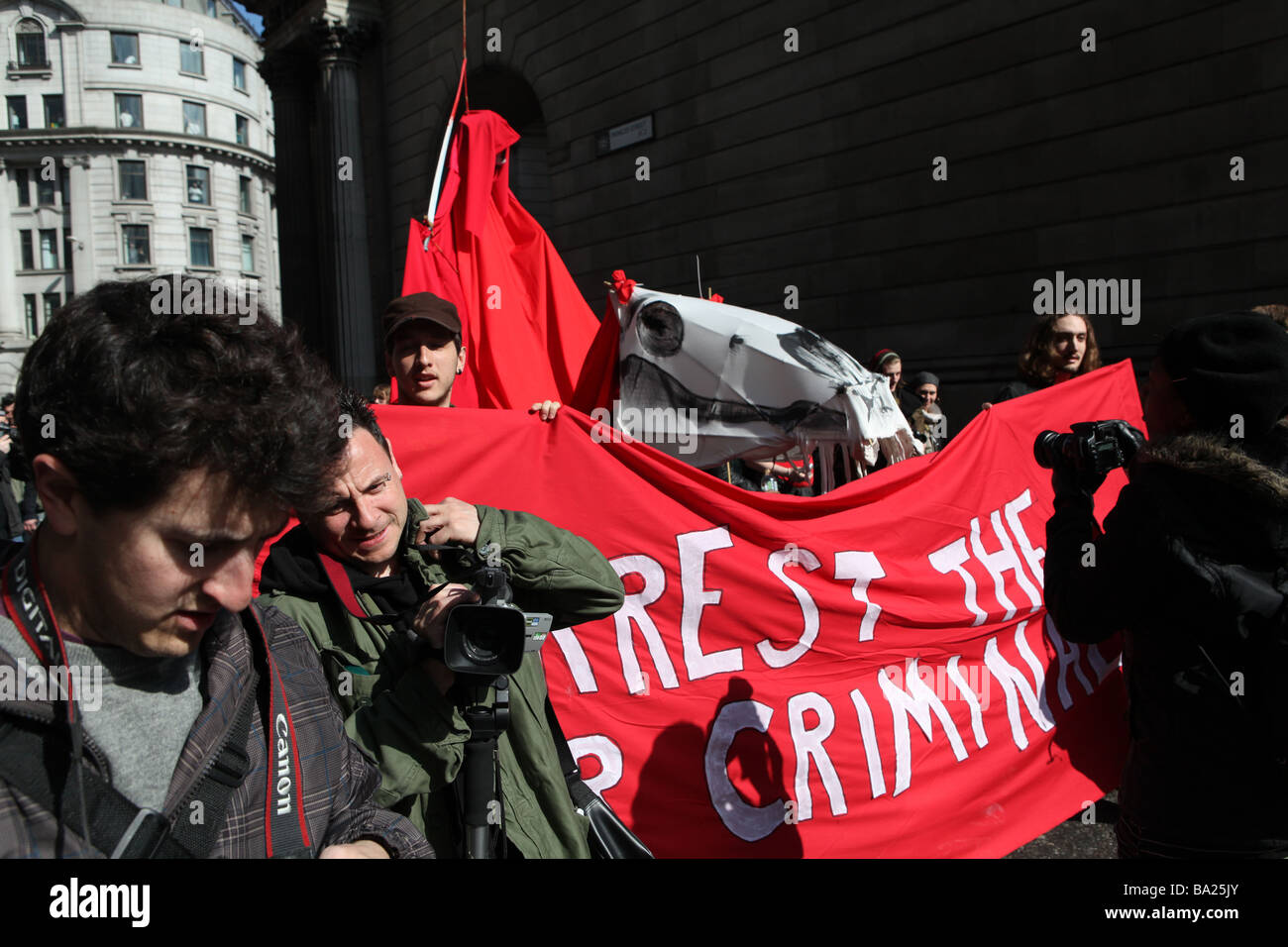 Demonstranten während der G20-Gipfel in London protestieren gegen Banker und Kapitalismus der Bank of England in London protestieren Stockfoto