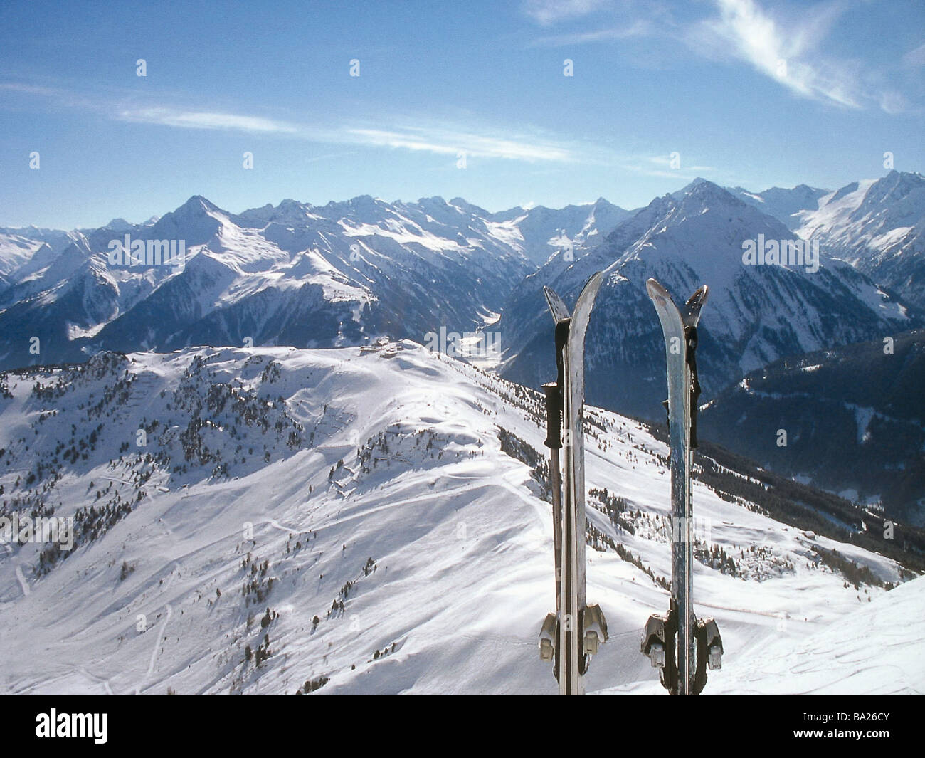 Österreich Hintertux-Skigebiet Ski Skistöcke Alpen-Panorama Nord-Tyrol  Tirol Alpen Berge-Loipe verfolgen Skiausrüstung gestoppt Stockfotografie -  Alamy