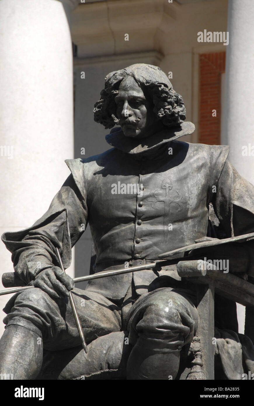 Die Statue von Diego de Velázquez (1599-1660) des Bildhauers Aniceto Marinas, befindet sich vor der Hauptfassade des Prado Museum Madrid Spanien Stockfoto