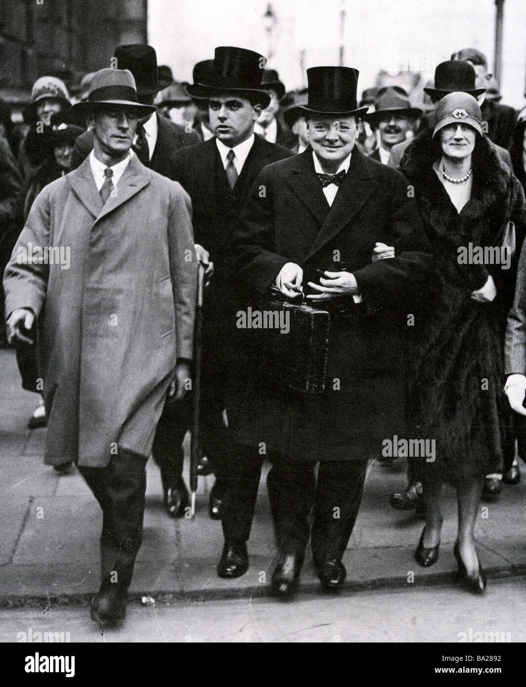WINSTON CHURCHILL und seine Frau gehen an das House Of Commons am Budget Tag 1929 als Churchill Kanzler des Finanzministeriums war Stockfoto