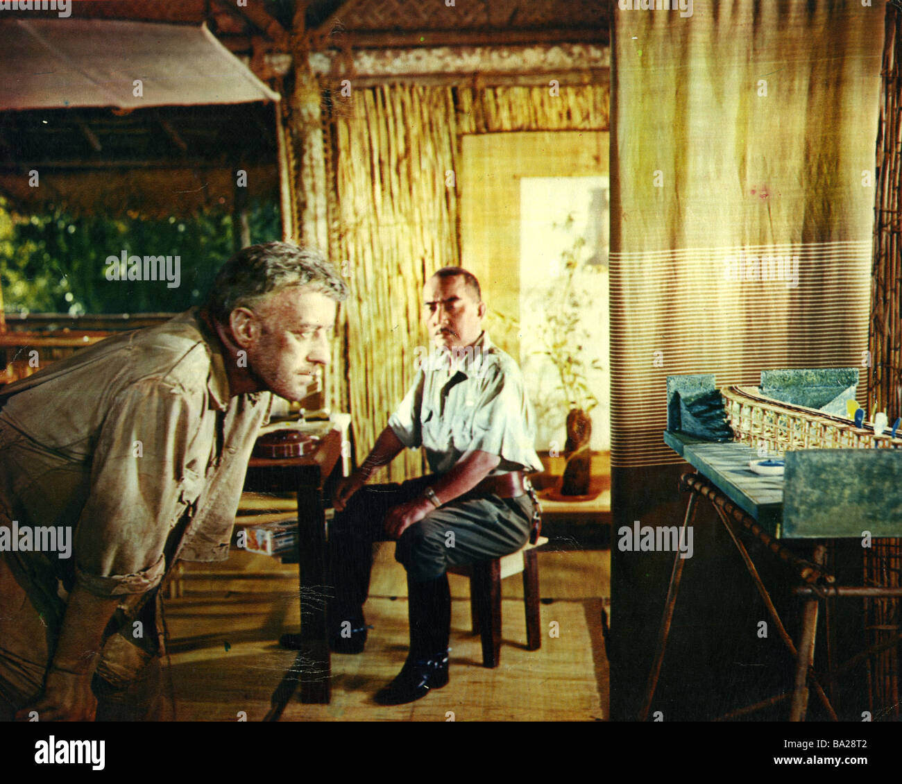 BRIDGE ON THE RIVER KWAI 1957 Columbia Film mit Alec Guinness auf der linken Seite und Sessue Hayakawa Stockfoto