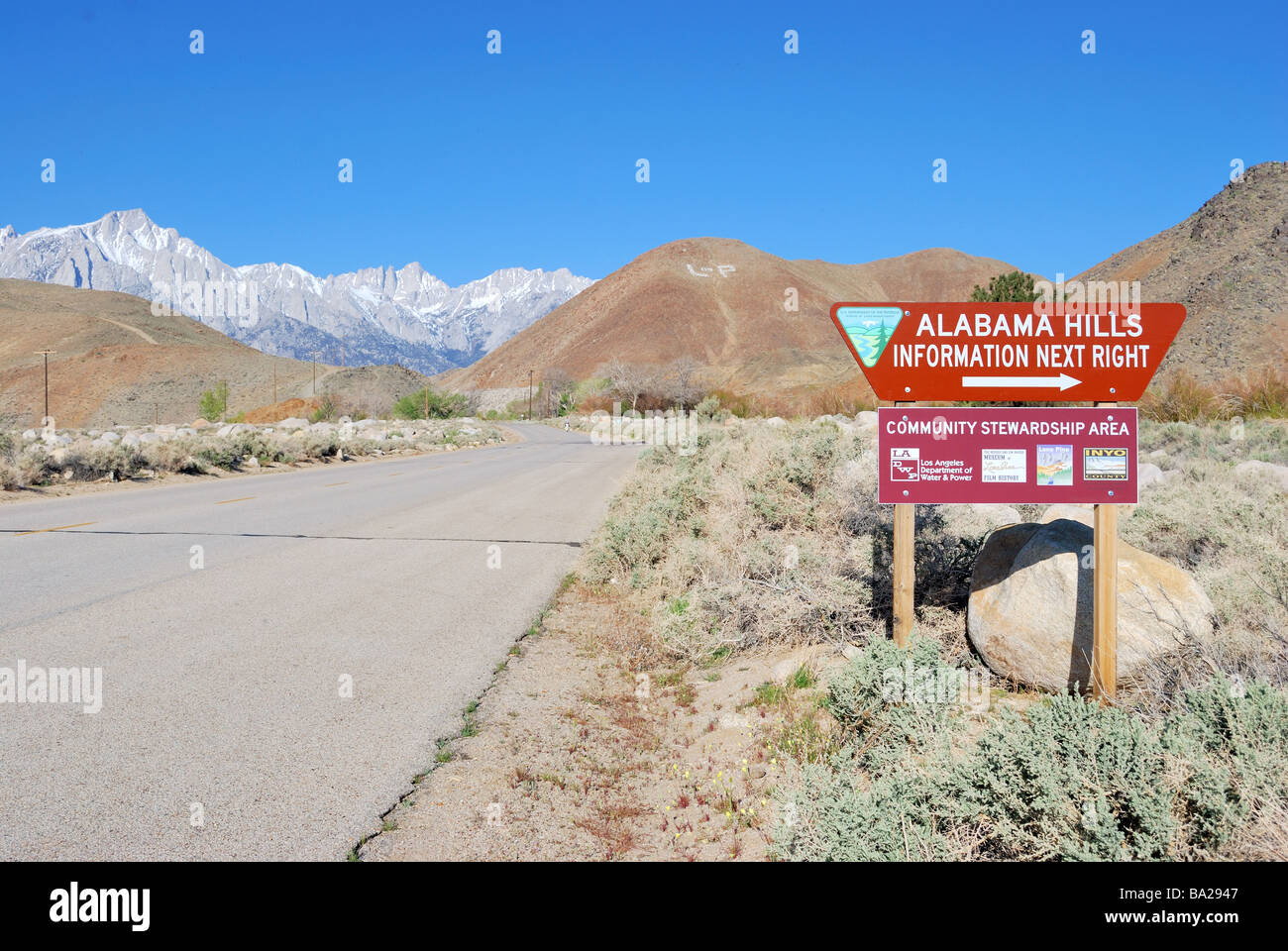 Eintritt in die Alabama Hills Recreation Area, Mt Whitney im Hintergrund Stockfoto