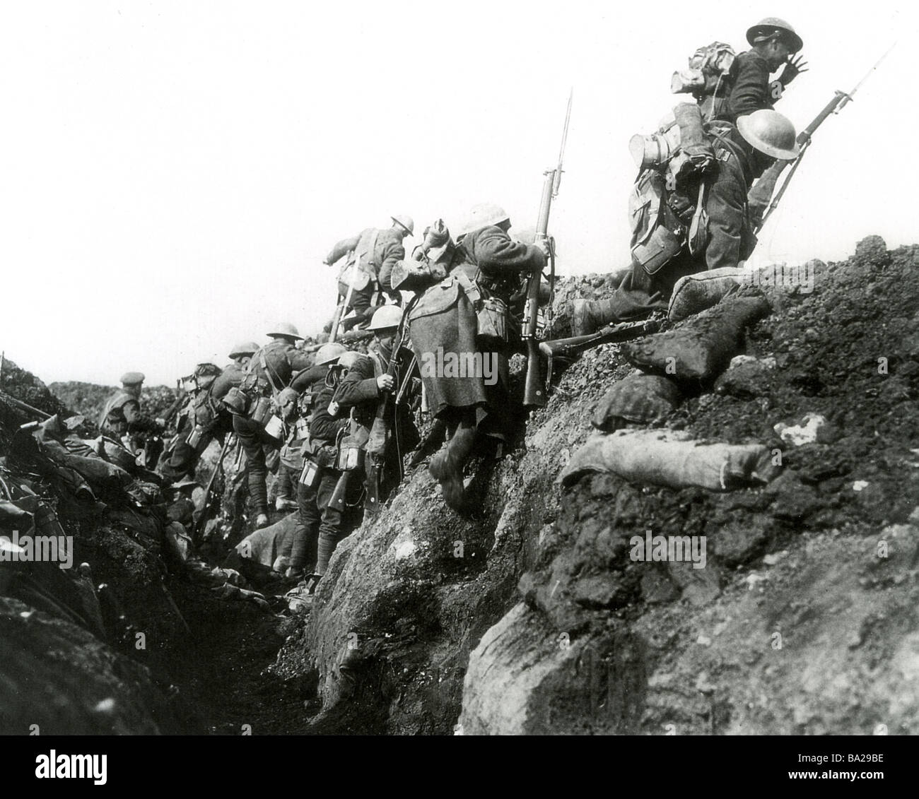 BRITISCHE Truppen gehen auf den Angriff von ihren Graben im ersten Weltkrieg Stockfoto