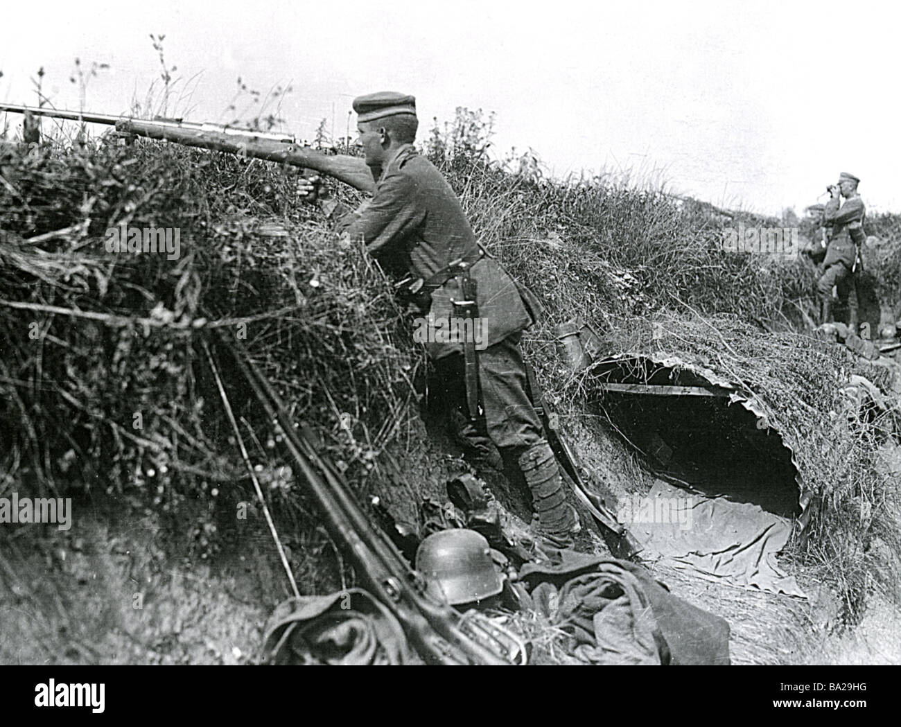 DEUTSCHEN Scharfschützen und ein Offizier suchen Ziele während des ersten Weltkriegs. Beachten Sie die improvisierte schlafende Höhle auf der rechten Seite Stockfoto