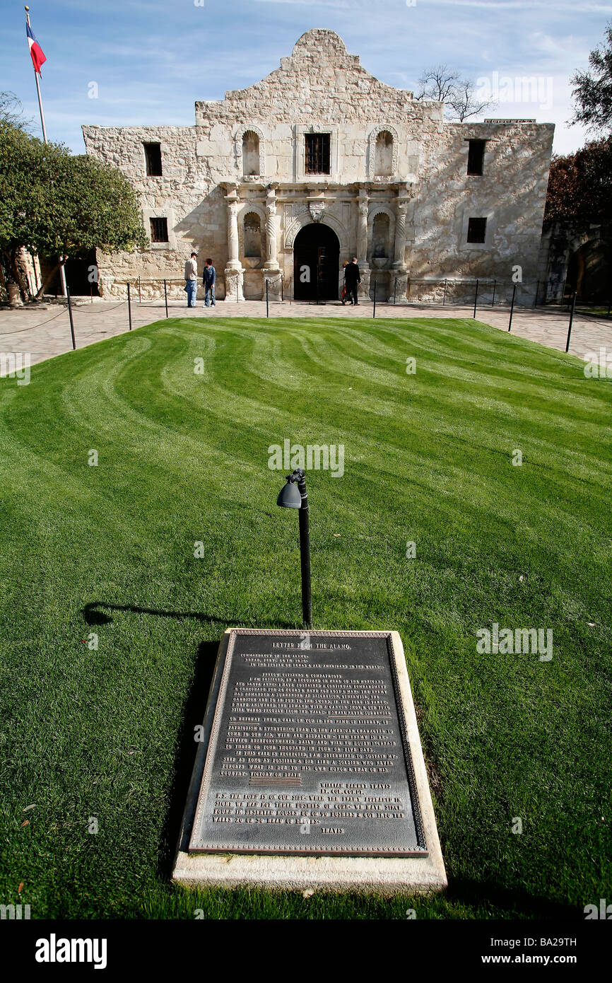 Ein Schild mit den Buchstaben von Alamo vor Kapelle The Alamo in San Antonio, Texas. Stockfoto