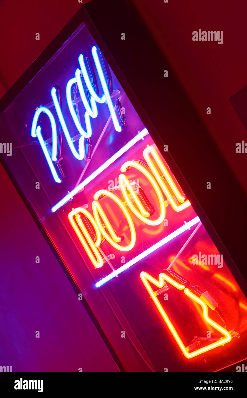 Ein Neonschild mit der Aufschrift "Spielen Pool" am Eingang eine Kellerbar Stockfoto