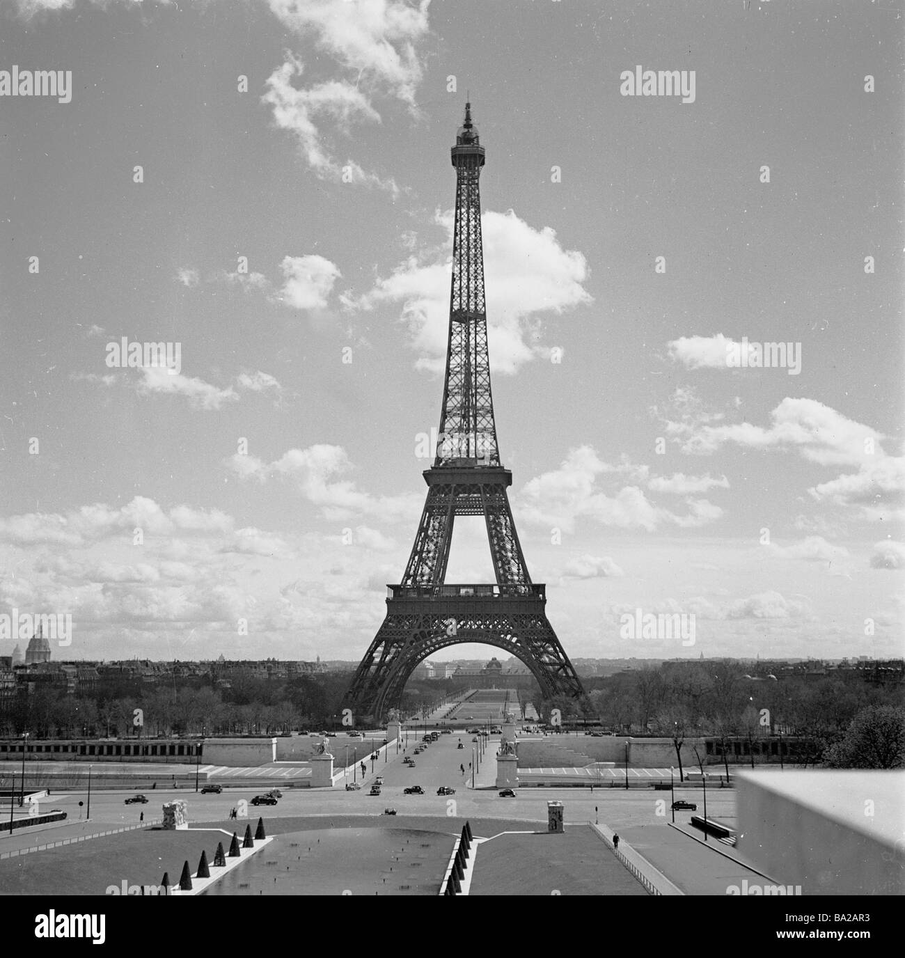 1950s, der ionische Eiffelturm, ein schmiedeeiserner Turm, 300 Meter hoch, erbaut 1889 in Champs de Mars, Paris, Frankreich für die L'Exposition Universelle. Stockfoto