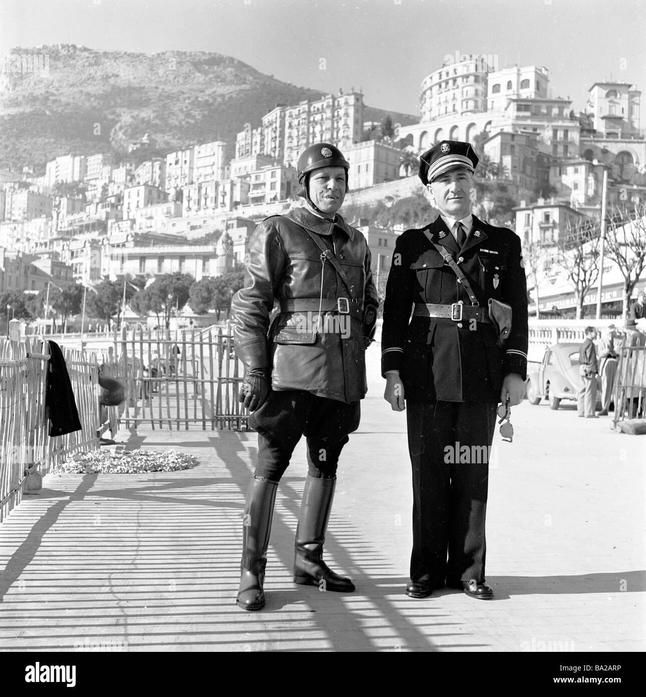 1950s, historisch, zwei uniformierte Polizisten, die am Hafen von Monte Carlo, Monaco, zusammenstanden, einer ein Verkehrsoffizier in Vollleder und Helm. Stockfoto