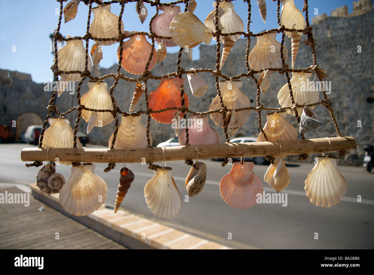 Muscheln auf dem Display außerhalb der mittelalterlichen Stadtmauern von Rhodos Altstadt Rhodos Griechenland (c) Marc Jackson Photography Stockfoto