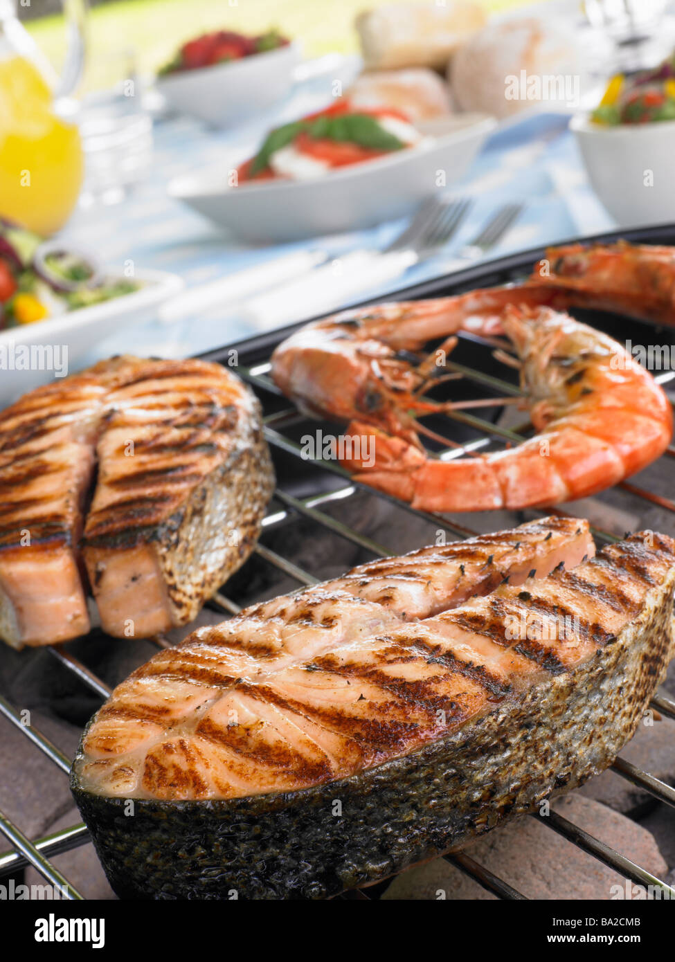 Lachs und Garnelen kochen auf dem Grill Stockfoto