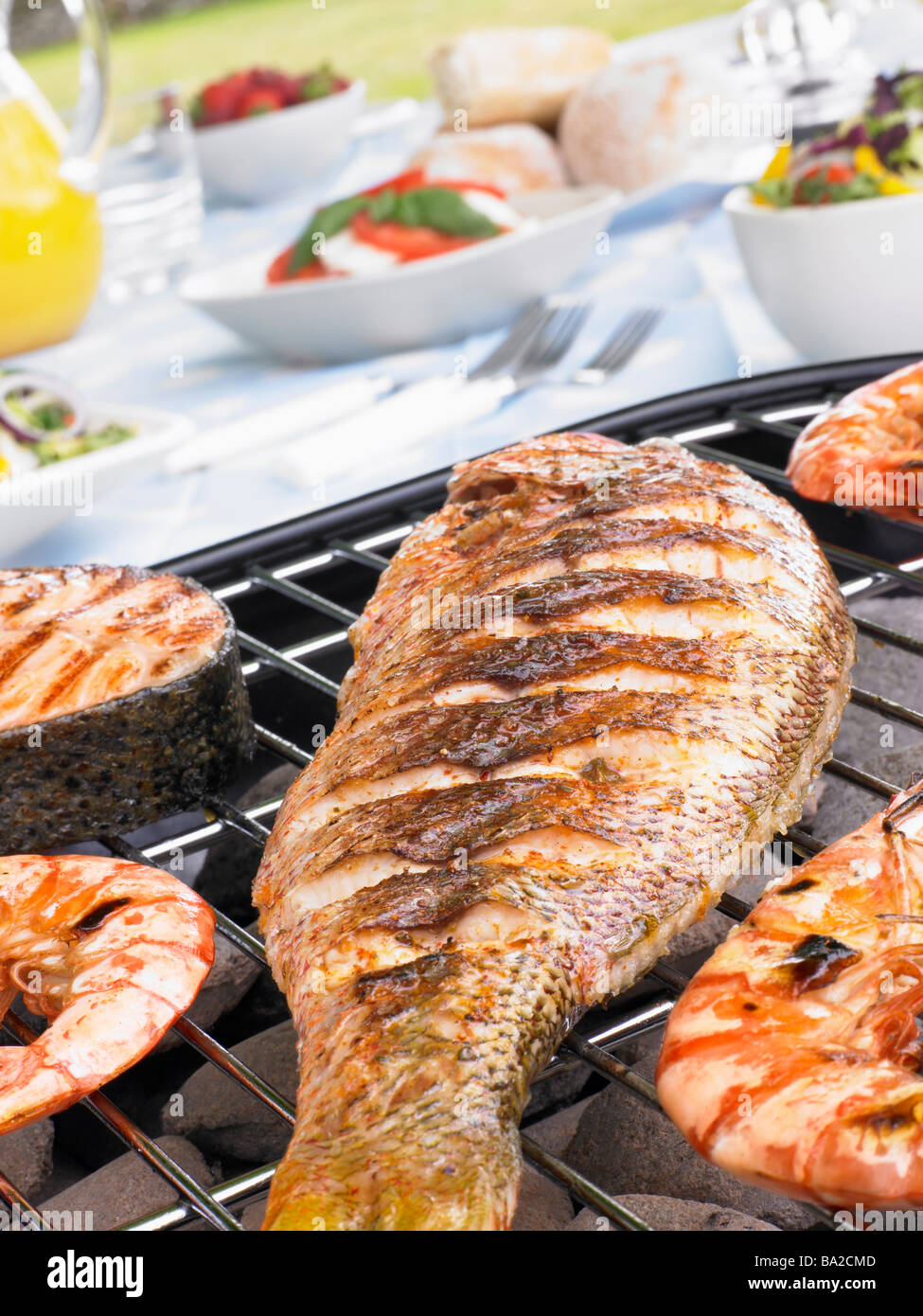 Fisch und Garnelen kochen auf dem Grill Stockfoto
